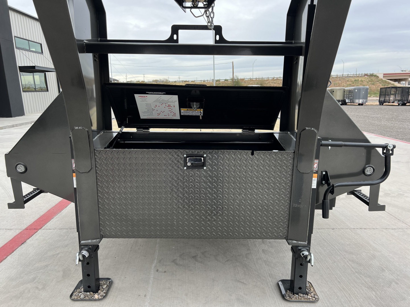 New 2026 MAXX-D 102”x32’ Gooseneck Hydraulic Dovetail Flatbed w/ Duals – YDX