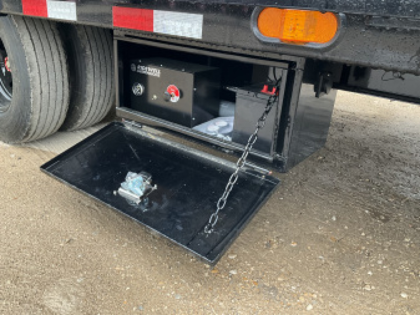 New 2026 PJ 102"x40' GN Low-Pro Air-Ride Flatbed w/ Duals - LD