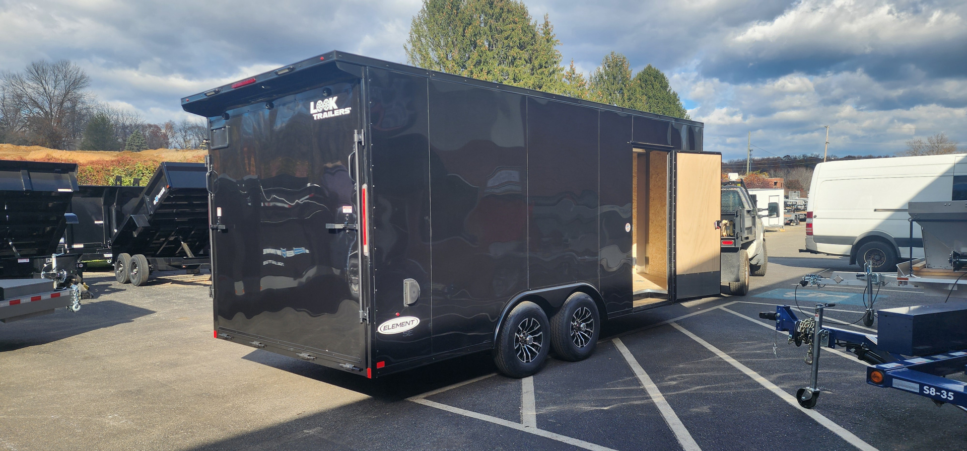 New 8.5 x 18 Look Element Se V-Nose Auto Hauler Blackout Package 10k / Enclosed Car Trailer
