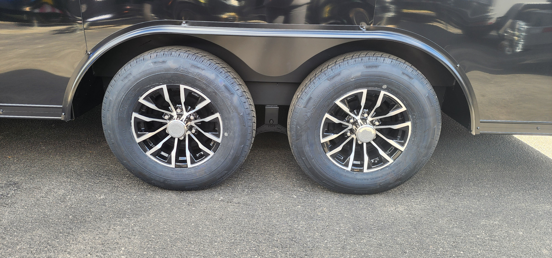 New 8.5 x 18 Look Element Se V-Nose Auto Hauler Blackout Package 10k / Enclosed Car Trailer