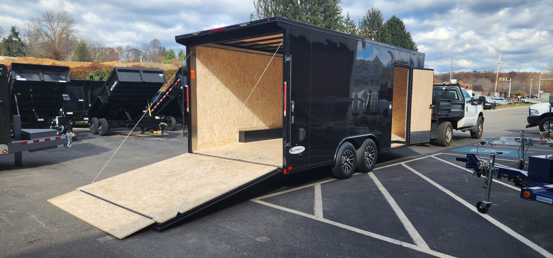 New 8.5 x 18 Look Element Se V-Nose Auto Hauler Blackout Package 10k / Enclosed Car Trailer