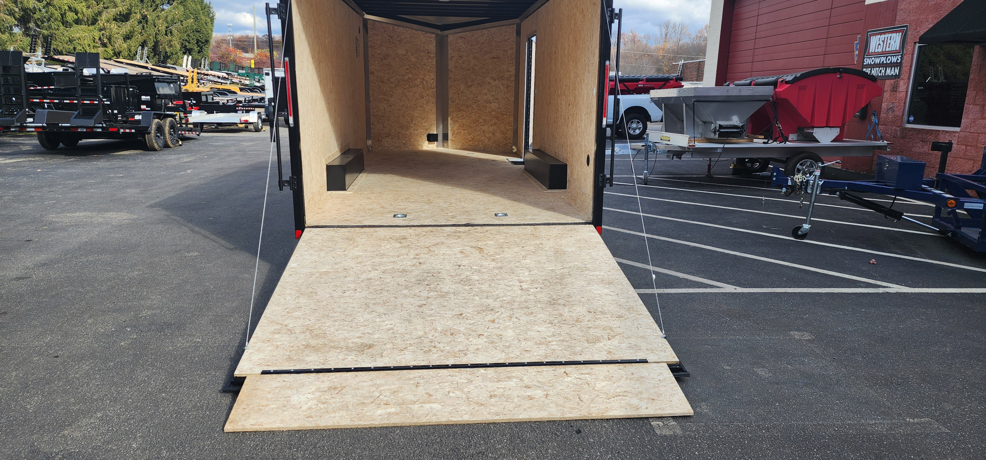 New 8.5 x 18 Look Element Se V-Nose Auto Hauler Blackout Package 10k / Enclosed Car Trailer