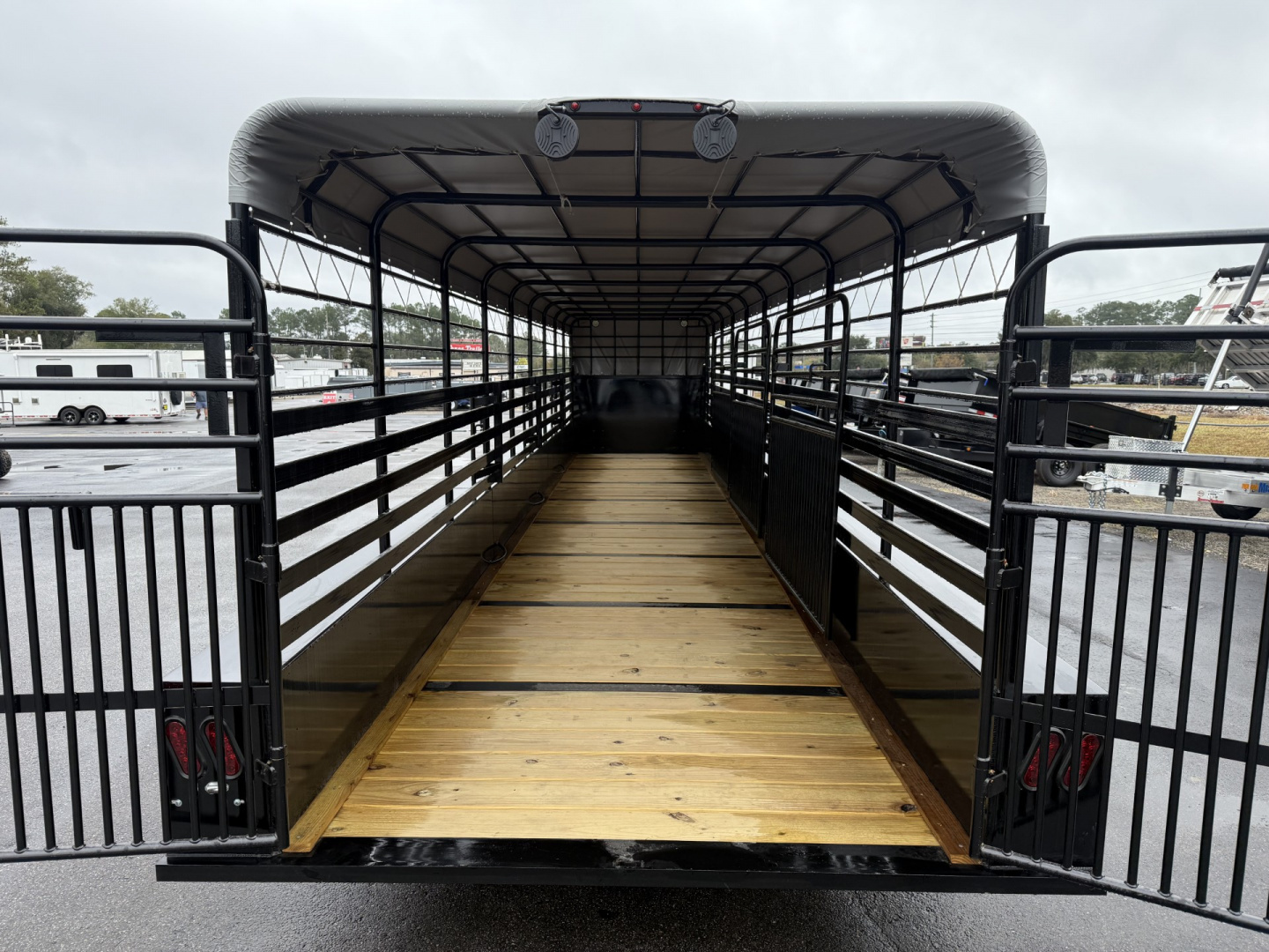New ST3621G TEXAS TRAILERS 36' GOOSENECK STOCK TRAILER W/ TRIPLE AXLES, LRG TIRES, & LED LOAD LIGHTS