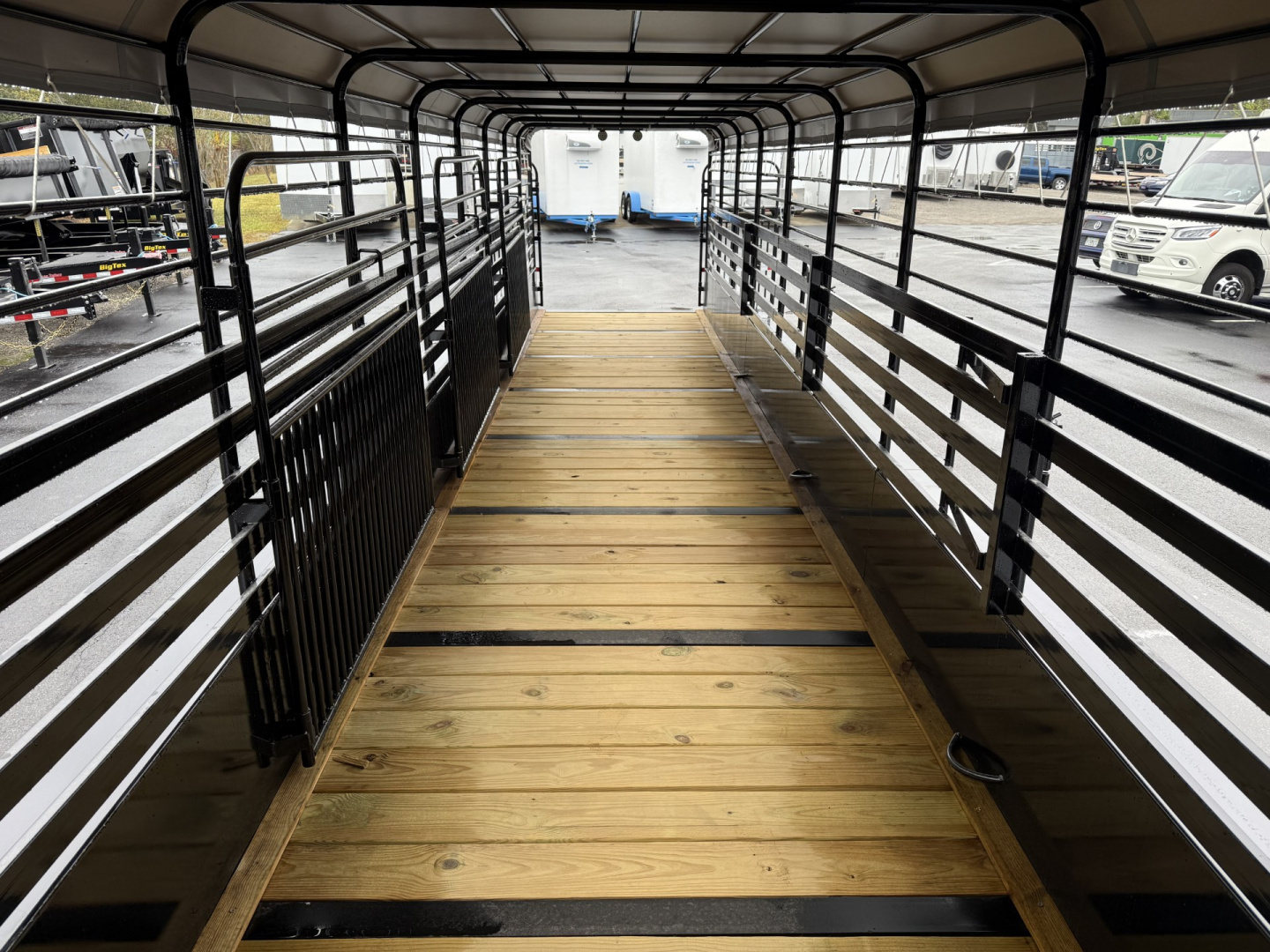 New ST3621G TEXAS TRAILERS 36' GOOSENECK STOCK TRAILER W/ TRIPLE AXLES, LRG TIRES, & LED LOAD LIGHTS