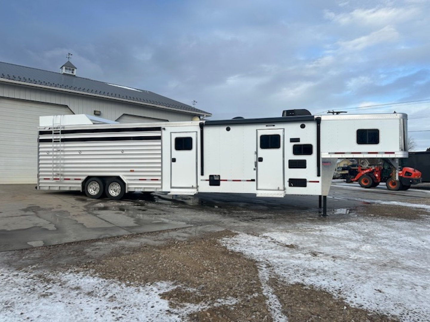 New 2025 Featherlite 8413 Living Quarter w/Stock Back