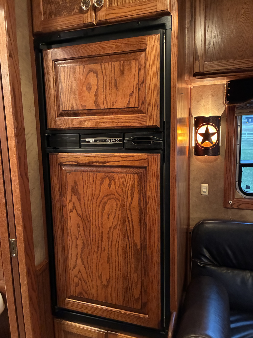 Used 2007 Cimarron 2H 11' LQ Horse Trailer