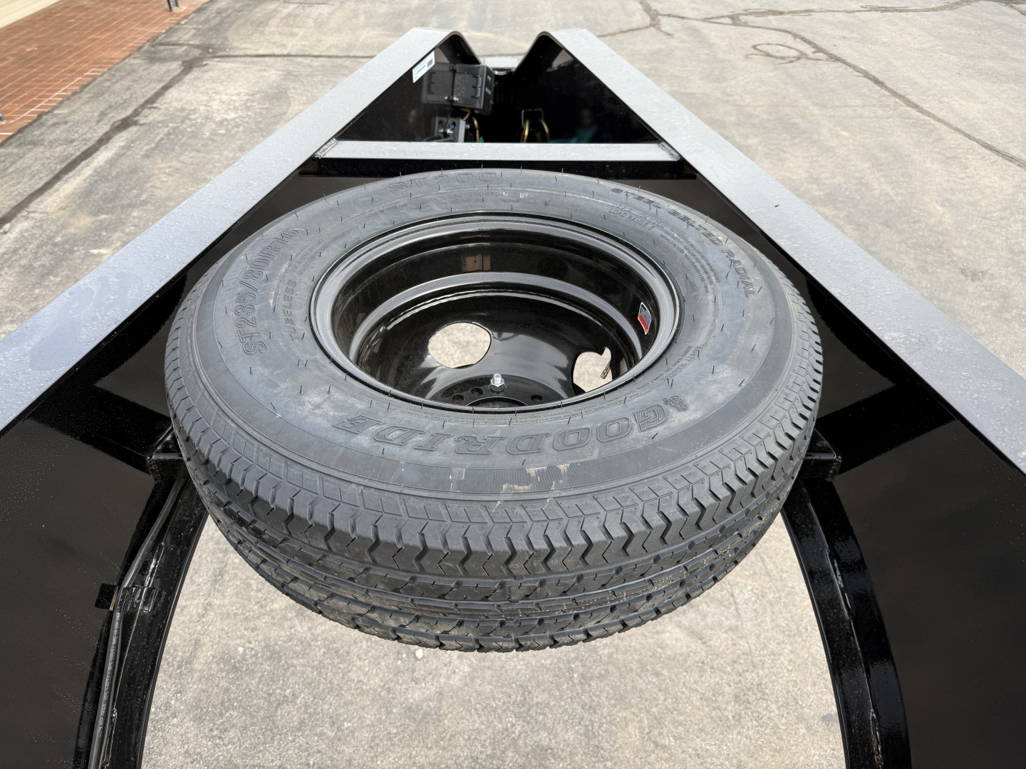 New 2026 PJ 102"x30' GN Low-Pro Flatbed w/ Duals - LD