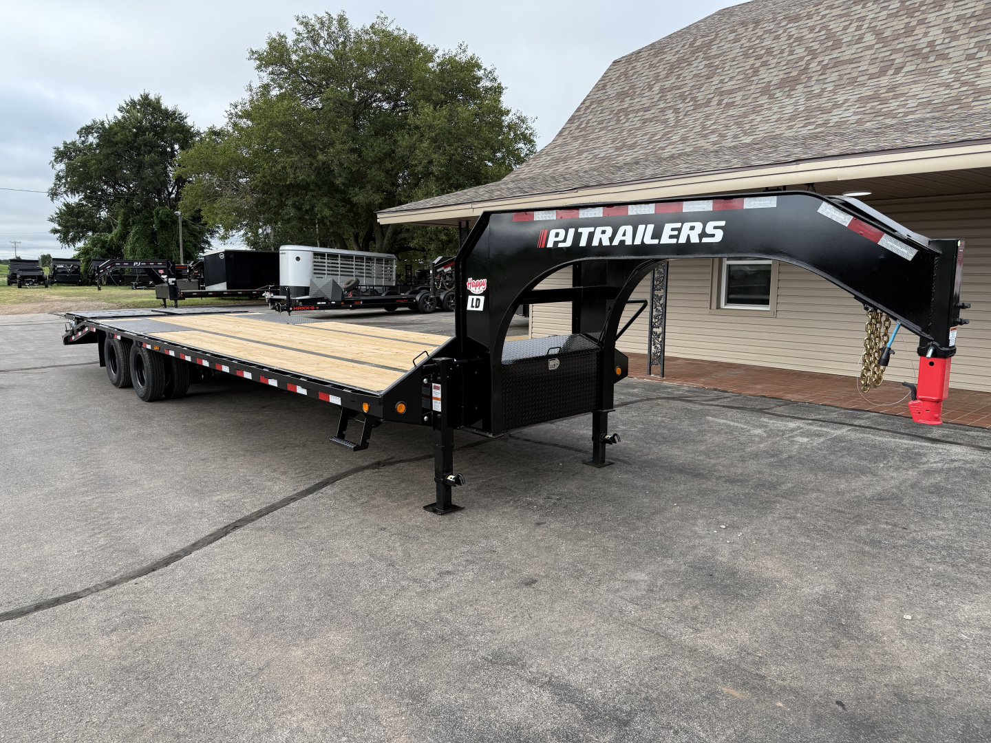 New 2026 PJ 102"x30' GN Low-Pro Flatbed w/ Duals - LD