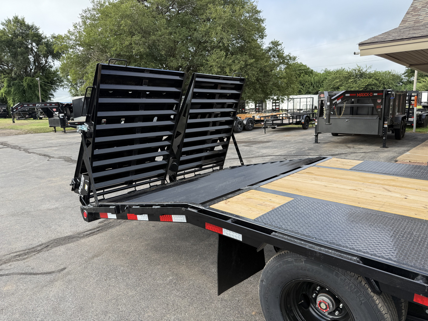 New 2026 PJ 102"x30' GN Low-Pro Flatbed w/ Duals - LD