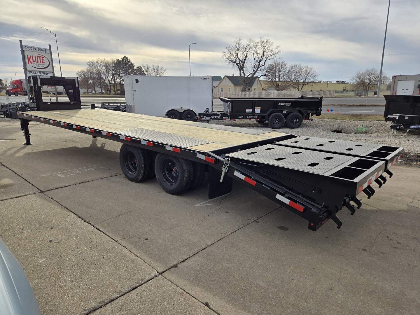 New 2026 H&H Trailers 102x25+5 HD Low Profile Dovetail Super Deluxe Ramps Gooseneck 22.5K Equipment Trailer