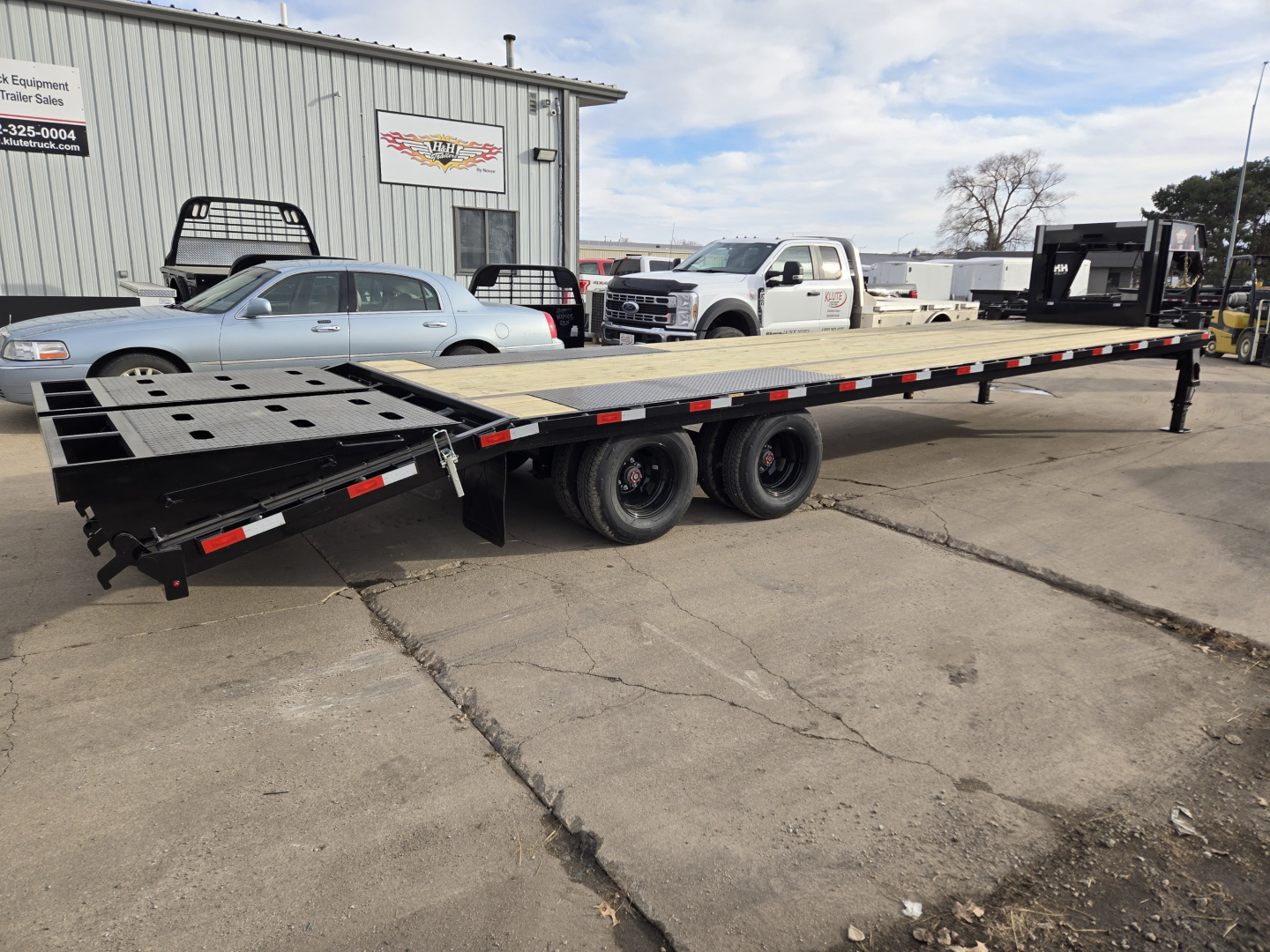 New 2026 H&H Trailers 102x25+5 HD Low Profile Dovetail Super Deluxe Ramps Gooseneck 22.5K Equipment Trailer