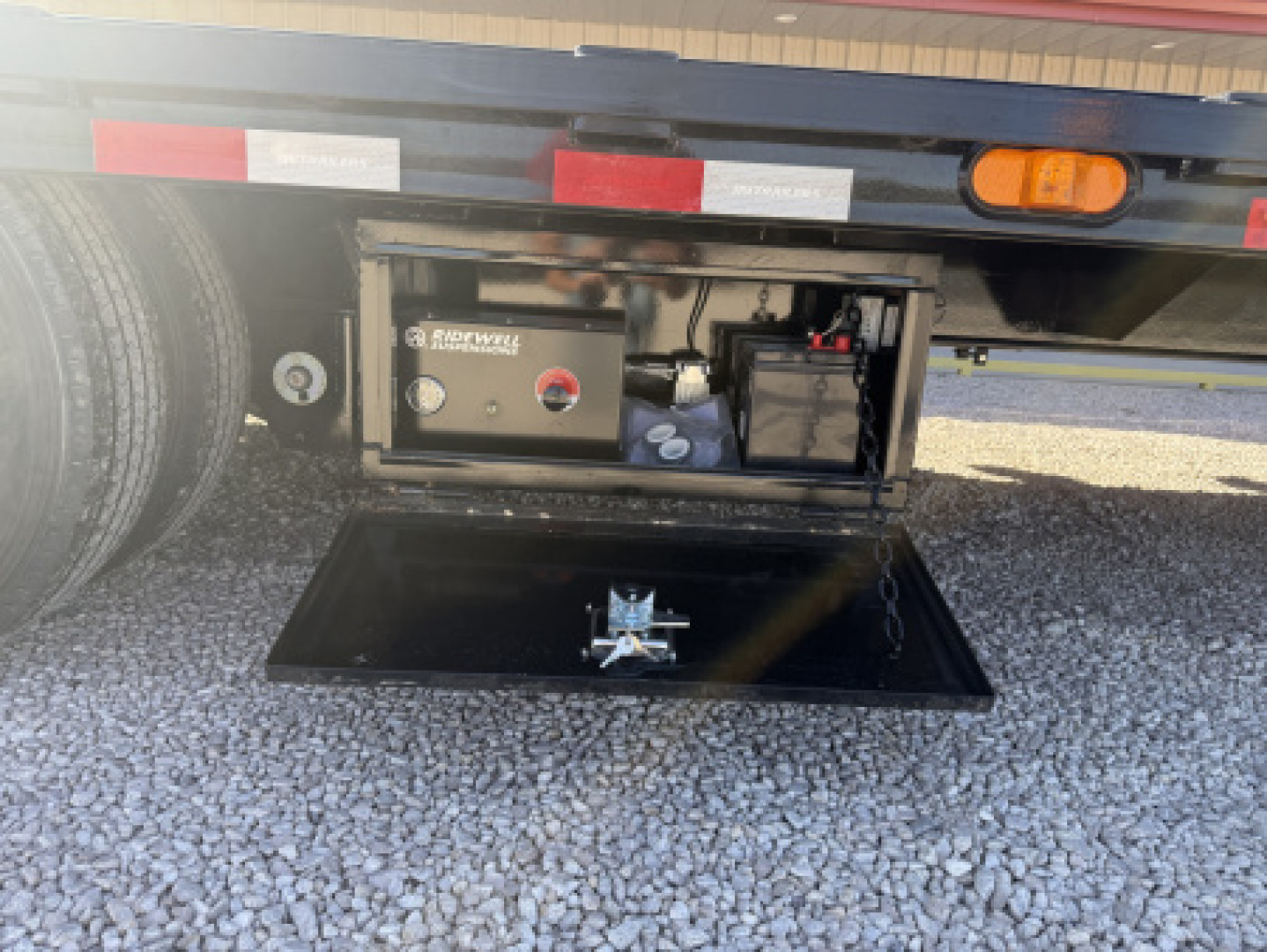 New 2026 PJ 102"x40' GN Low-Pro Air-Ride Flatbed w/ Duals - LD