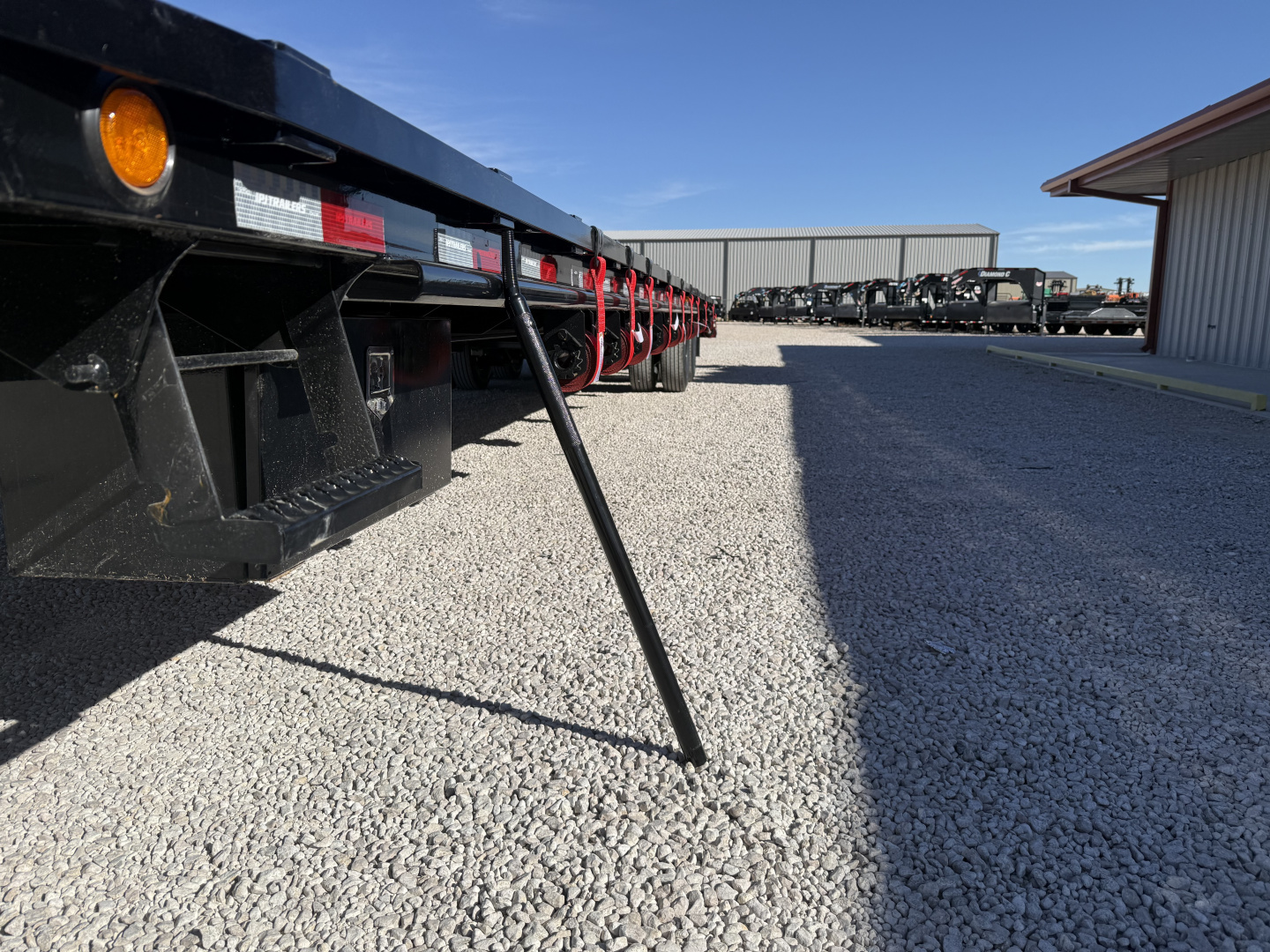 New 2026 PJ 102"x40' GN Low-Pro Air-Ride Flatbed w/ Duals - LD