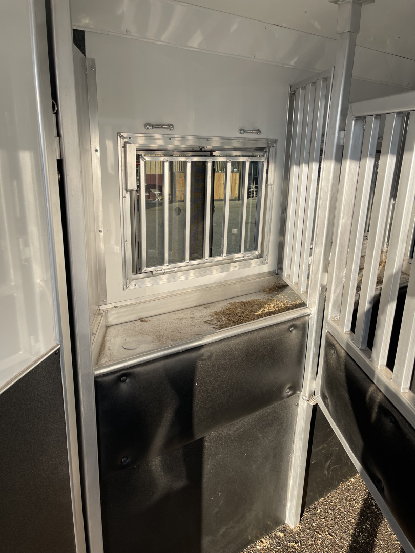 Used 2025 Merhow Trailers SUMMIT 8314 DA Horse Trailer