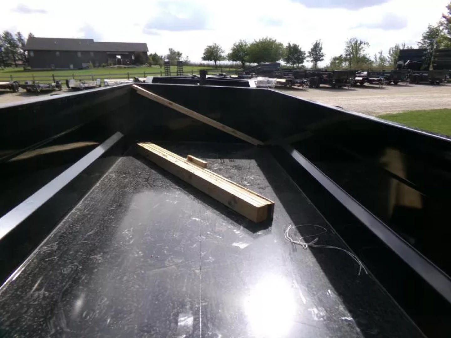 New 2026 Iron Bull 83 x 16 DHG-Gooseneck Dump Trailer with 22K GVWR , Hydraulic Jacks, Wireless Remote and 3' Sides