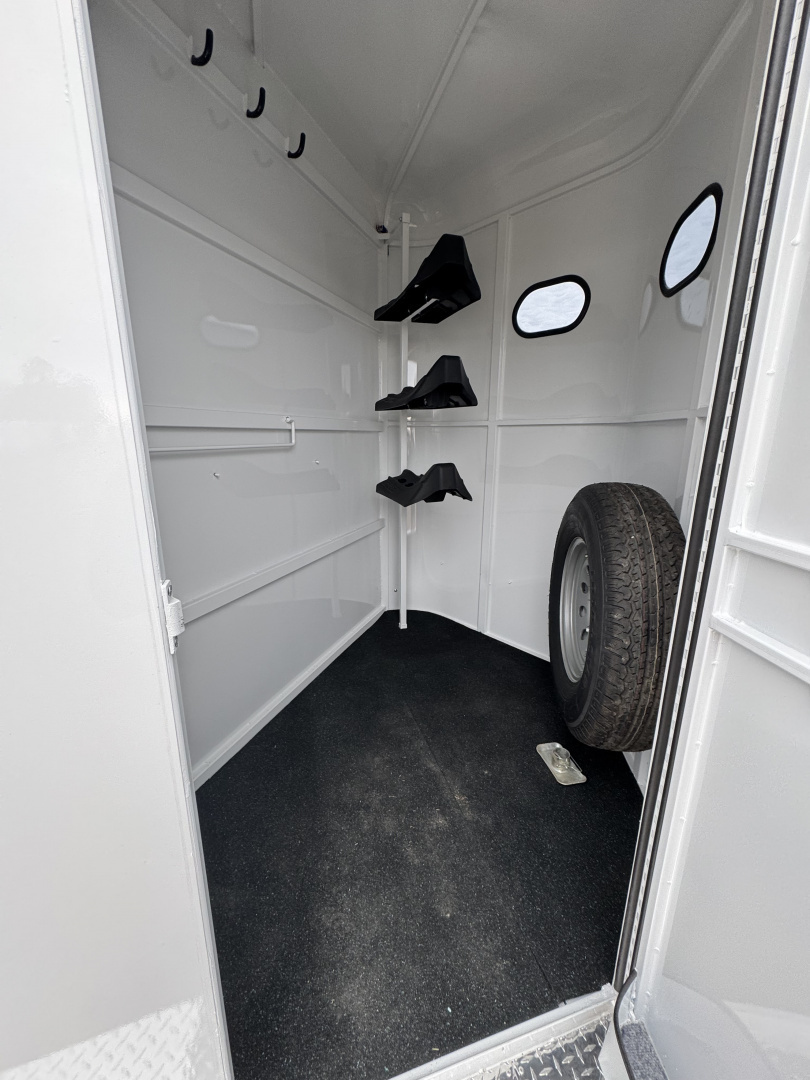 New 2026 Bee 3H BP WARM BLOOD SLANT Horse Trailer