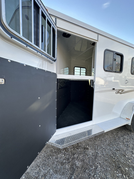 New 2026 Bee 3H BP WARM BLOOD SLANT Horse Trailer