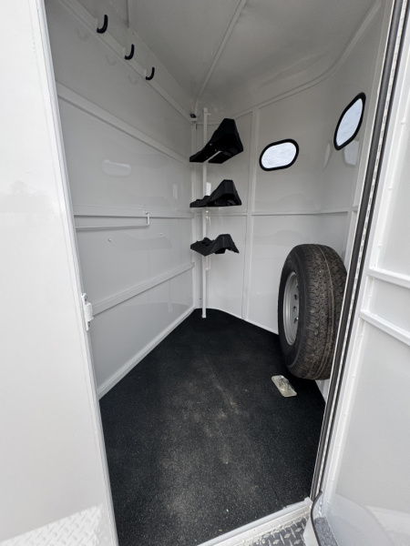 New 2026 Bee 3H BP WARM BLOOD SLANT Horse Trailer