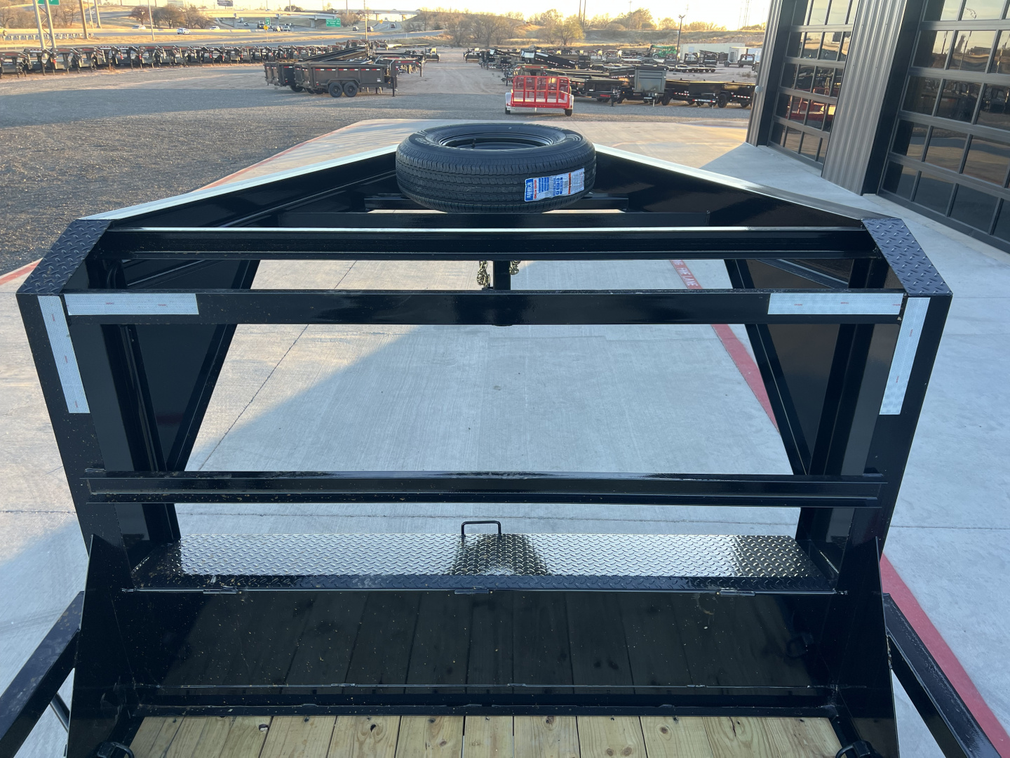 New 2026 PJ 83"x24' Gooseneck Angle Pipetop Trailer – P8