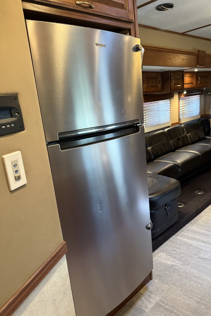 Used 2011 Showhauler 45’ Tandem Axle Motorcoach