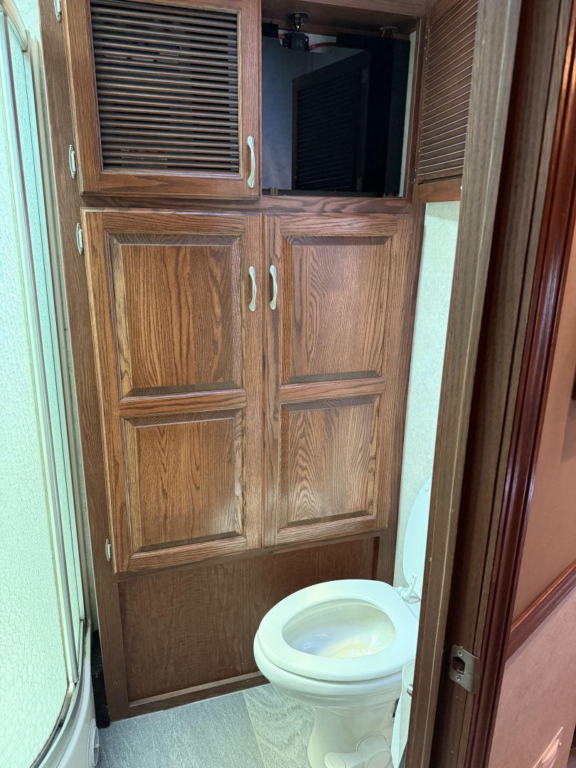 Used 2011 Showhauler 45’ Tandem Axle Motorcoach