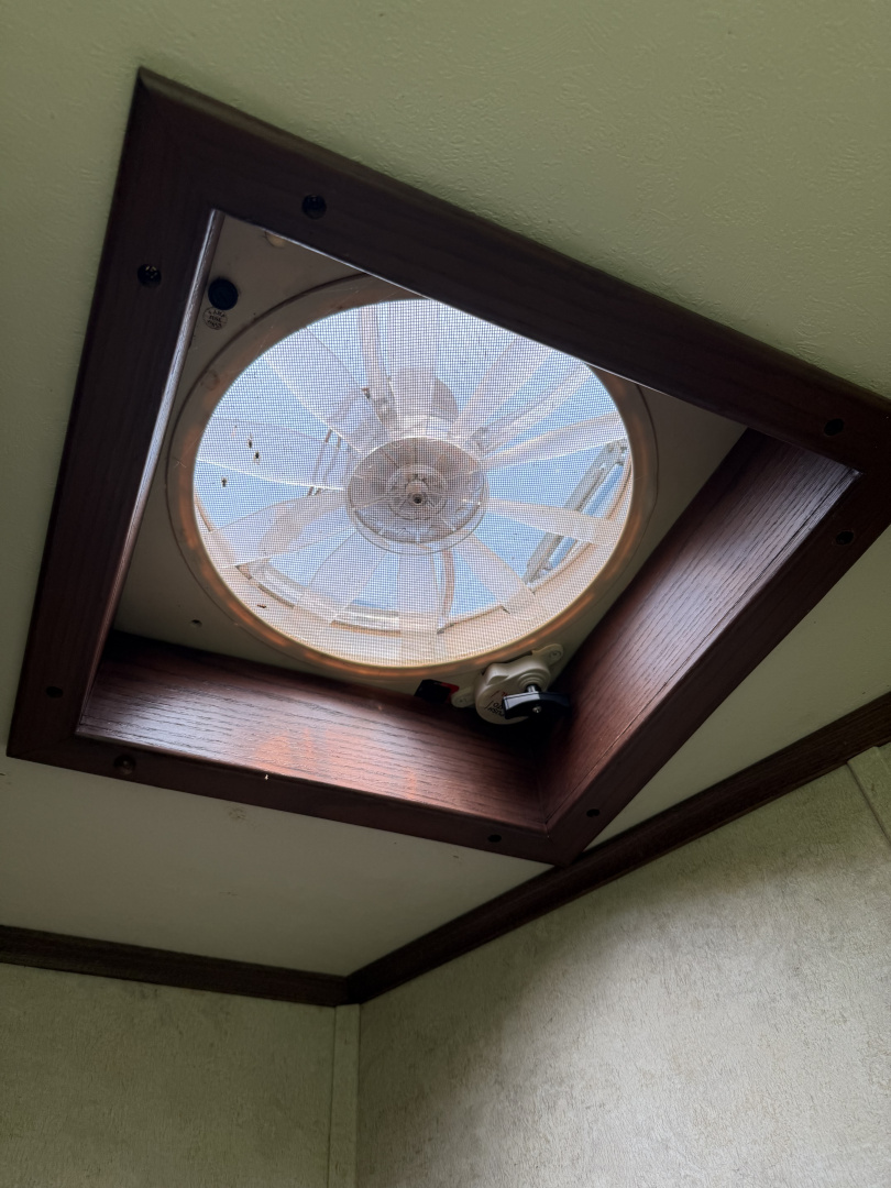 Used 2011 Showhauler 45’ Tandem Axle Motorcoach