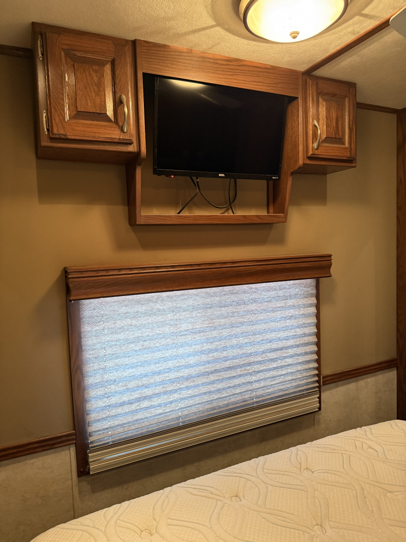 Used 2011 Showhauler 45’ Tandem Axle Motorcoach