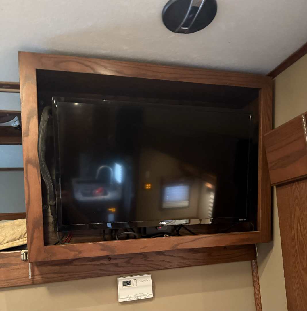 Used 2011 Showhauler 45’ Tandem Axle Motorcoach