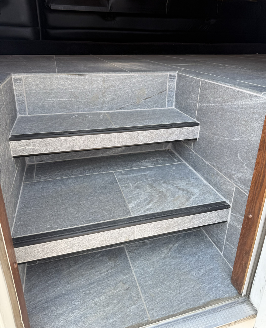 Used 2011 Showhauler 45’ Tandem Axle Motorcoach