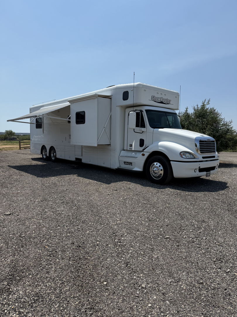 Used 2011 Showhauler 45’ Tandem Axle Motorcoach