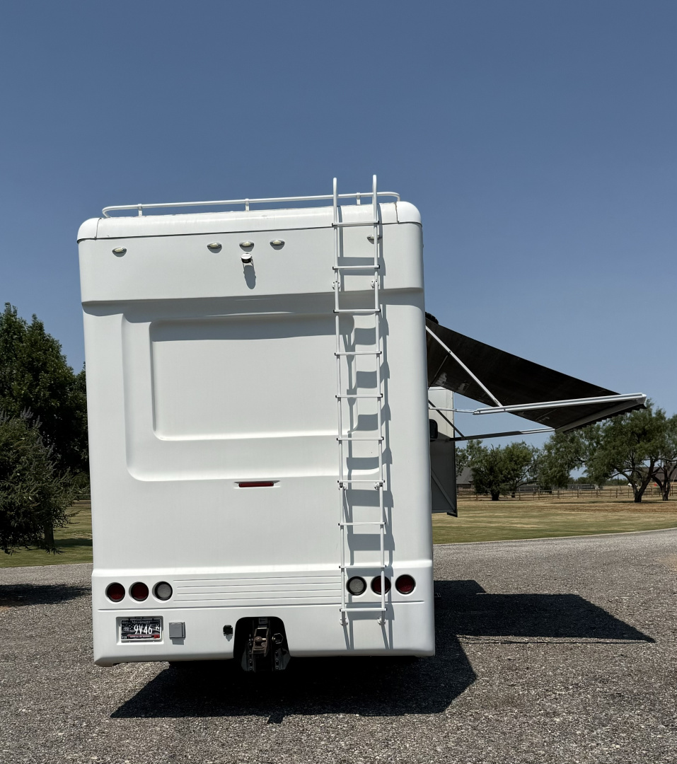 Used 2011 Showhauler 45’ Tandem Axle Motorcoach