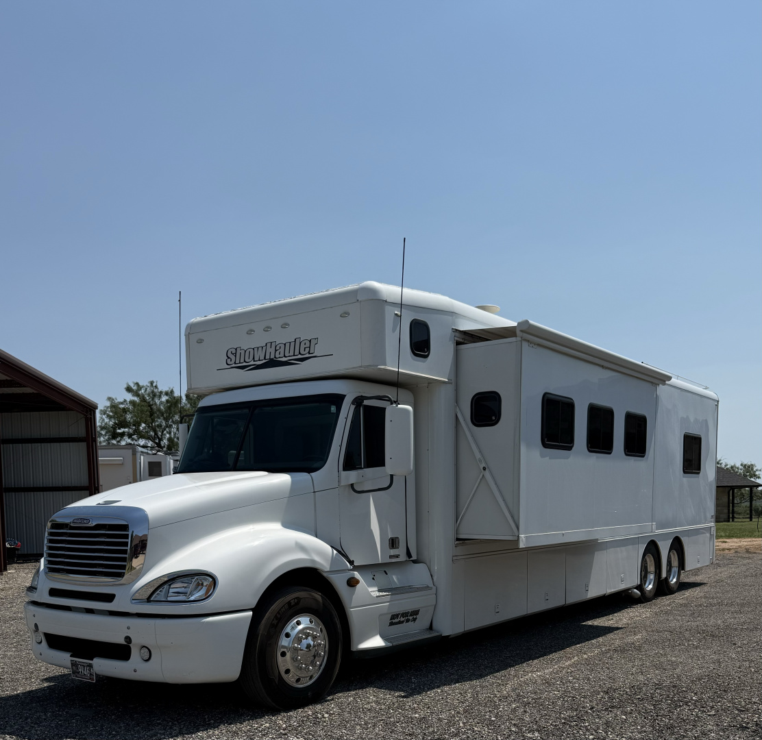 Used 2011 Showhauler 45’ Tandem Axle Motorcoach