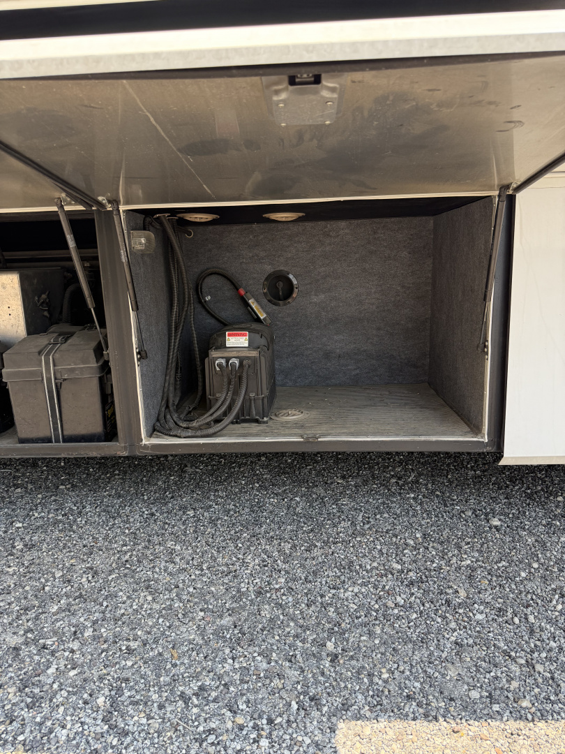 Used 2011 Showhauler 45’ Tandem Axle Motorcoach