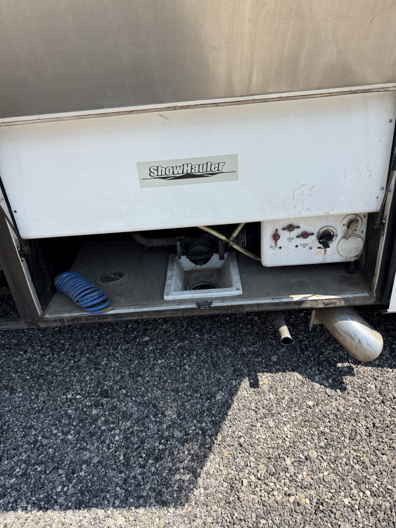 Used 2011 Showhauler 45’ Tandem Axle Motorcoach