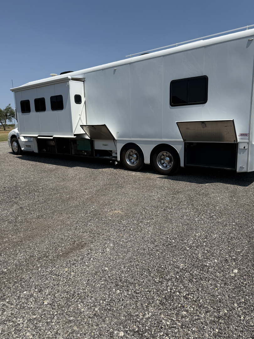 Used 2011 Showhauler 45’ Tandem Axle Motorcoach