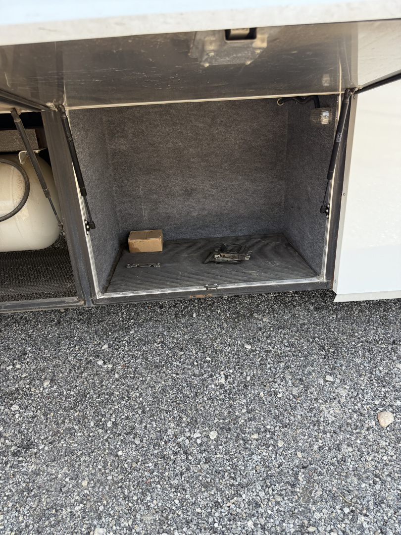 Used 2011 Showhauler 45’ Tandem Axle Motorcoach