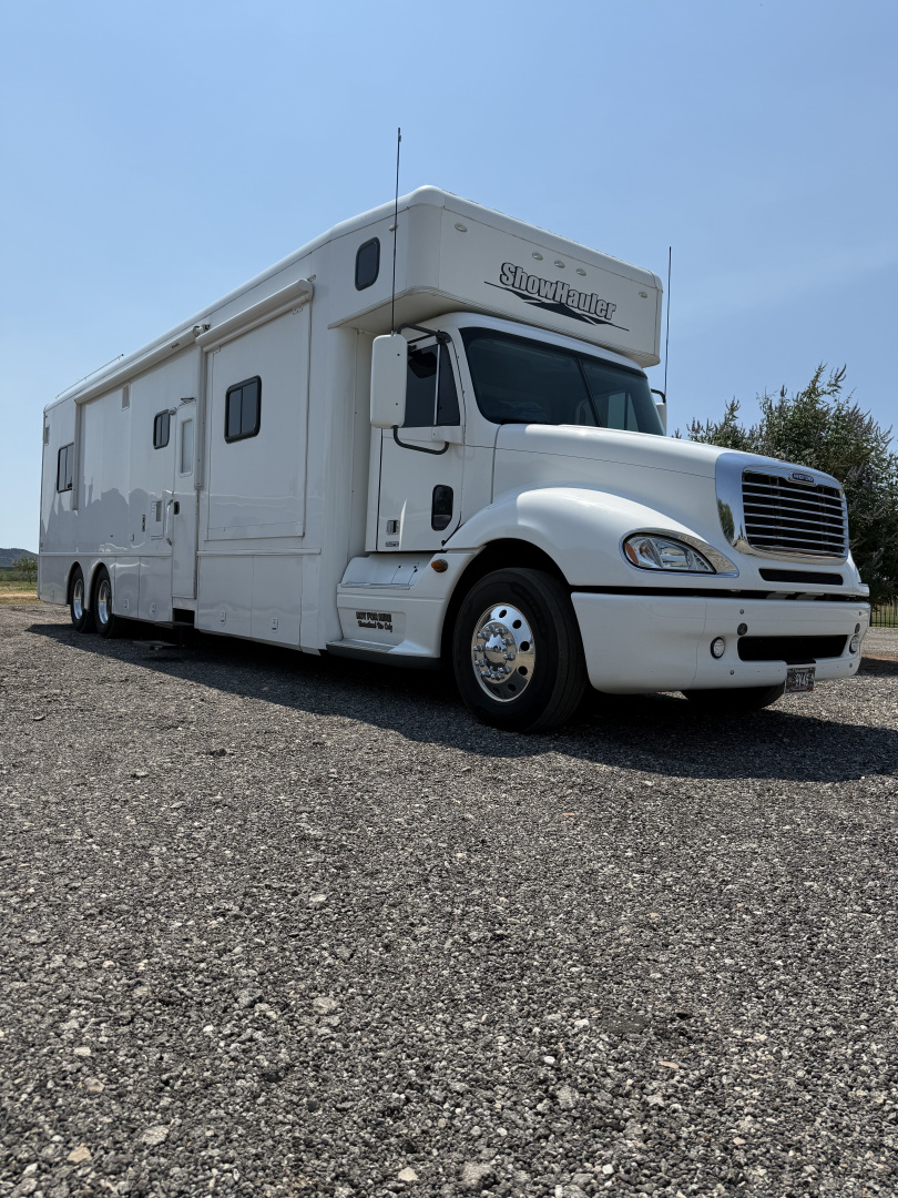 Used 2011 Showhauler 45’ Tandem Axle Motorcoach