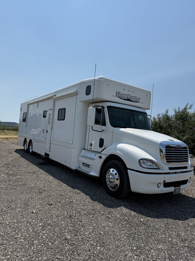 Used 2011 Showhauler 45’ Tandem Axle Motorcoach
