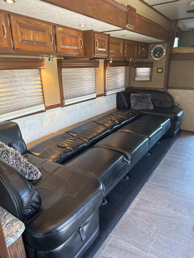 Used 2011 Showhauler 45’ Tandem Axle Motorcoach