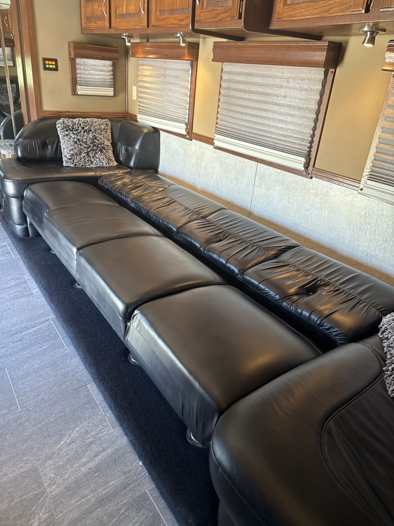 Used 2011 Showhauler 45’ Tandem Axle Motorcoach
