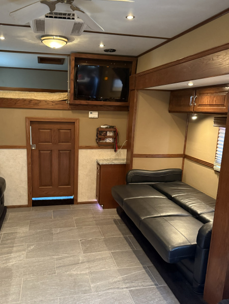 Used 2011 Showhauler 45’ Tandem Axle Motorcoach