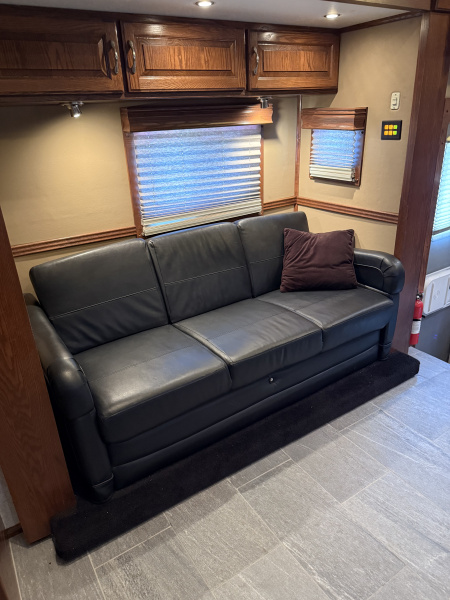 Used 2011 Showhauler 45’ Tandem Axle Motorcoach