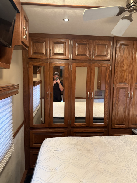 Used 2011 Showhauler 45’ Tandem Axle Motorcoach