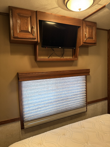 Used 2011 Showhauler 45’ Tandem Axle Motorcoach