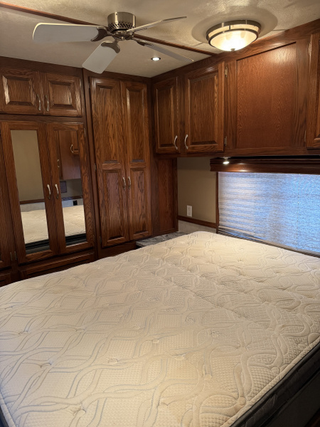 Used 2011 Showhauler 45’ Tandem Axle Motorcoach