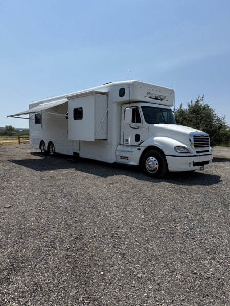 Used 2011 Showhauler 45’ Tandem Axle Motorcoach