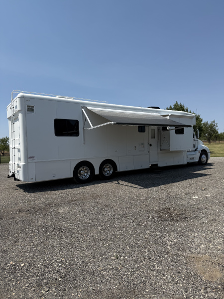 Used 2011 Showhauler 45’ Tandem Axle Motorcoach