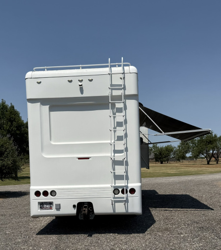 Used 2011 Showhauler 45’ Tandem Axle Motorcoach