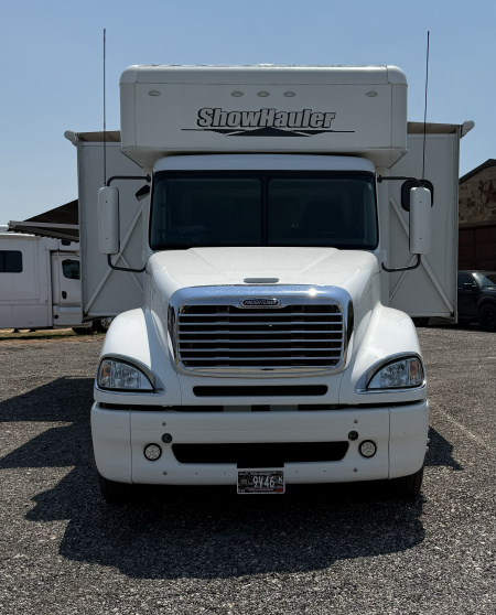 Used 2011 Showhauler 45’ Tandem Axle Motorcoach