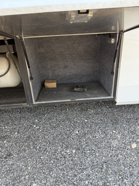 Used 2011 Showhauler 45’ Tandem Axle Motorcoach